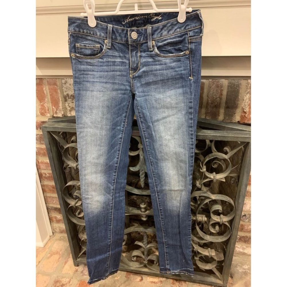 American Eagle women’s size 2 skinny regular with stretch, like new (bin K)